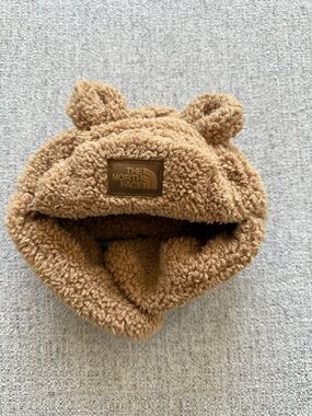 The North Face Kids Teddy Fleece Hat in Camel Brown